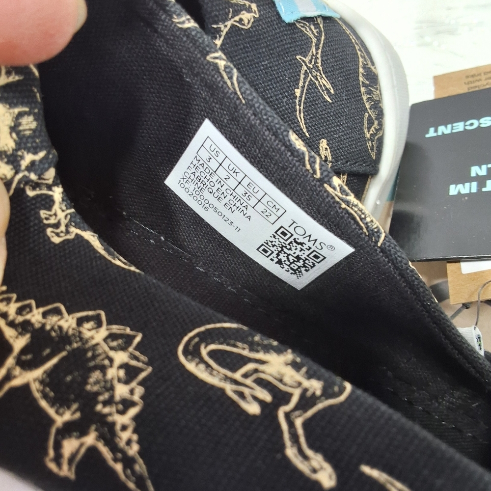 New TOMS Baja black glow in the Darck Dino Sketches print- size 3 Youth - Picture 5 of 7